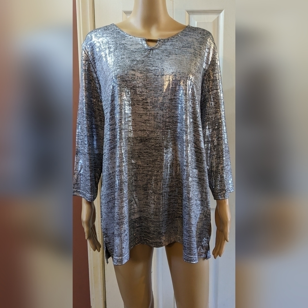 Pre-owned salon studio extra large long sleeve shiny silver and black shirt, TC